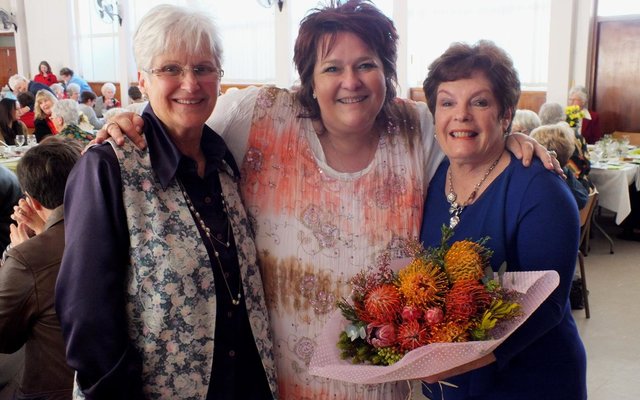 Vlnr is Elcine Hulme, Lizette Janse van Rensburg en Rene le Roux tydens die oorhandiging van ‘n huldeblyk aan Lizette